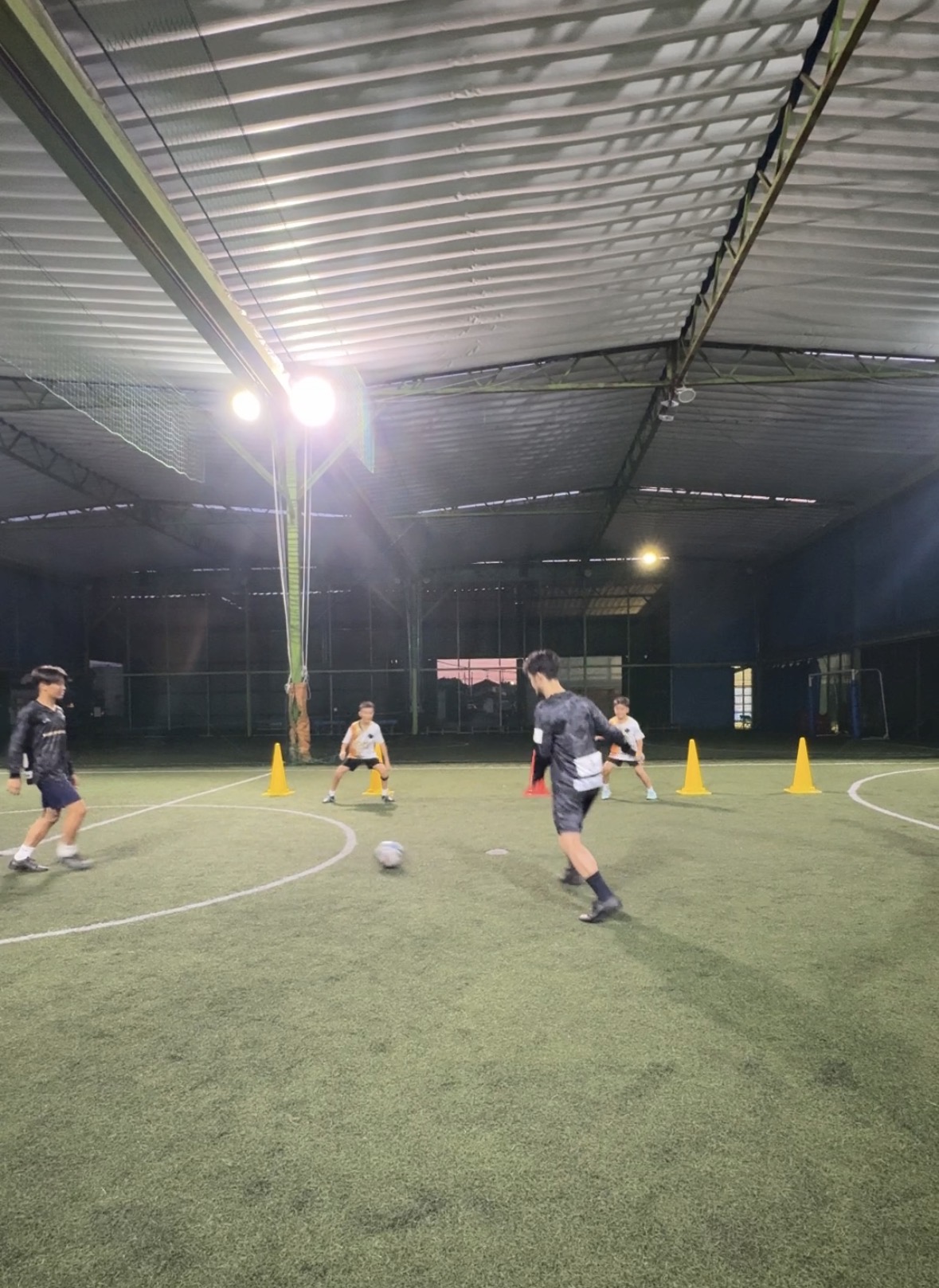 HOPE FCの選手たちがフットサルコートで練習する様子