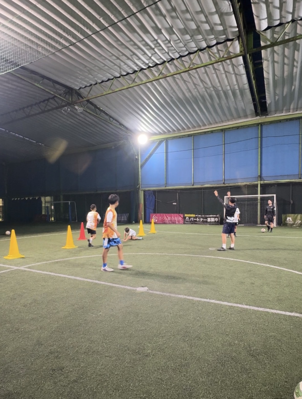 ノアフットサルステージ姫路でトレーニングするHOPE FCの選手たち